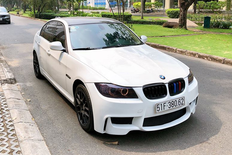 Theo thông tin rao bán, chiếc xe sang BMW 320i này được bác chủ xe mua được khoảng 1 năm. Xe thuộc phiên bản 320i LCI nâng cấp facelift cuối đời E90 (2004 - 2013). Hiện tại, xe đã lăn bánh được hơn 90.000 km.