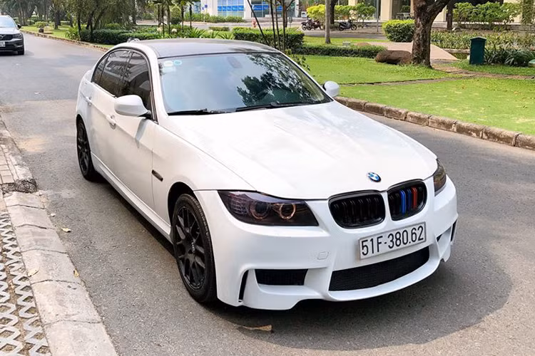 Theo thông tin rao bán, chiếc xe sang BMW 320i này được bác chủ xe mua được khoảng 1 năm. Xe thuộc phiên bản 320i LCI nâng cấp facelift cuối đời E90 (2004 - 2013). Hiện tại, xe đã lăn bánh được hơn 90.000 km.
