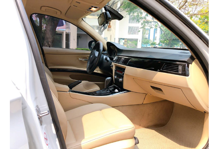 BMW 320i LCI 2009 sử dụng động cơ 4cyl 2.0L hút khí tự nhiên (máy N43) cho công suất tối đa 170 mã lực tại 4.700 vòng/phút và mô-men xoắn cực đại 210Nm tại 4.250 vòng /phút. Sức mạnh được truyền xuống cầu sau (RWD) thông qua hộp số tự động 6 cấp (6AT). Theo nhà sản xuất công bố, 320i LCI có khả năng tăng tốc từ 0 – 100 km/h 8,2 giây trước khi đạt tốc độ tối đa 228 km/h.