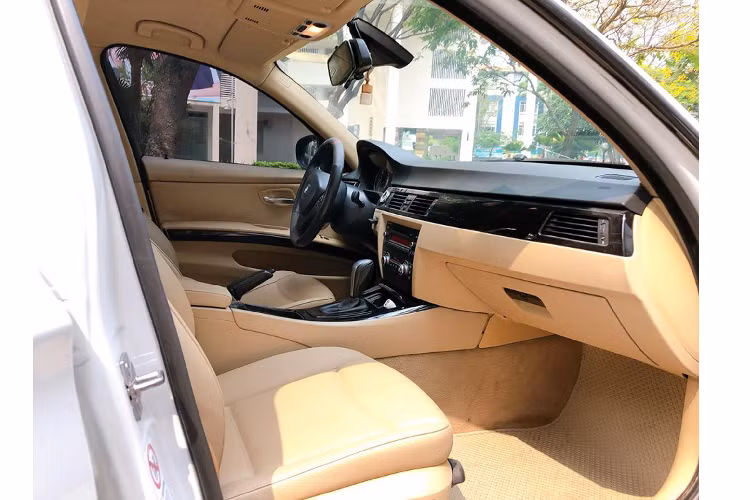 BMW 320i LCI 2009 sử dụng động cơ 4cyl 2.0L hút khí tự nhiên (máy N43) cho công suất tối đa 170 mã lực tại 4.700 vòng/phút và mô-men xoắn cực đại 210Nm tại 4.250 vòng /phút. Sức mạnh được truyền xuống cầu sau (RWD) thông qua hộp số tự động 6 cấp (6AT). Theo nhà sản xuất công bố, 320i LCI có khả năng tăng tốc từ 0 – 100 km/h 8,2 giây trước khi đạt tốc độ tối đa 228 km/h.