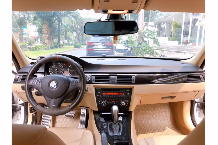 Nội thất chiếc xe sang hơn 10 năm tuổi được chủ xe chăm chút khá kỹ lưởng với ghế ngồi, bản táp-lô và toàn bộ khoang nội thất được vệ sinh khá sạch sẽ