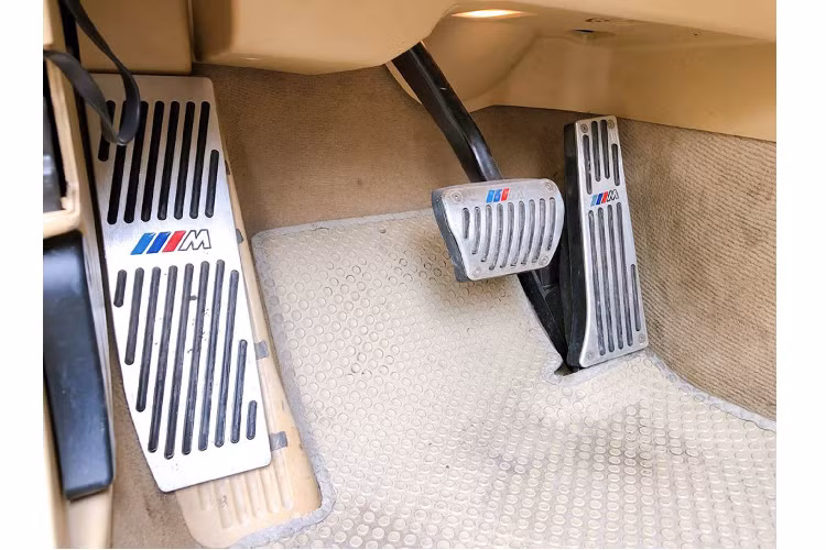 Phần “mặt tiền” đẹp hơn nguyên bản với cản trước M Sport. Tổng thể chiếc xe đẹp sau hơn 10 năm. BMW 3 Series E90 LCI được trang bị đầy đủ các hệ thống an toàn như: phanh ABS, kiểm soát phanh chủ động (DBC), ổn định thân xe (DSC), kiểm soát lực kéo (DTC) và 6 túi khí,...