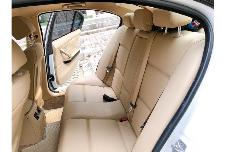 Trước khi được rao bán, xe vừa trải qua một đợt đại tu động cơ như thay 4 piston, ron máy, làm đầu quy-lát, thay thay bơm nước, cao su chân máy, lốc lạnh,… với chi phí khoảng 86 triệu đồng.