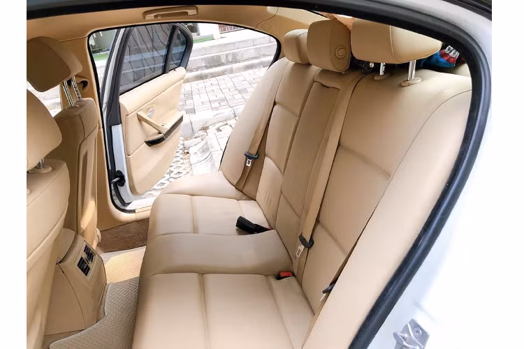 Trước khi được rao bán, xe vừa trải qua một đợt đại tu động cơ như thay 4 piston, ron máy, làm đầu quy-lát, thay thay bơm nước, cao su chân máy, lốc lạnh,… với chi phí khoảng 86 triệu đồng.