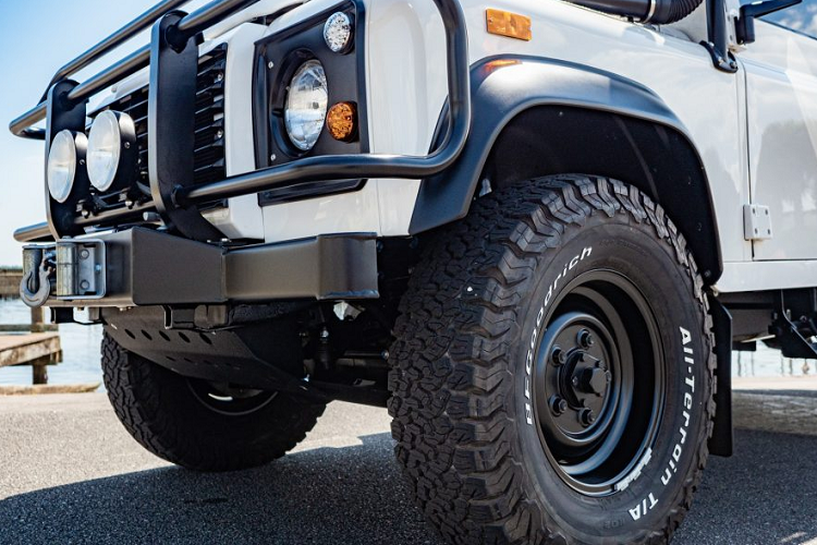 Không chỉ được nâng cấp về mặt ngoại thất, chiếc Defender được trang bị những chi tiết mới cả về nội thất.