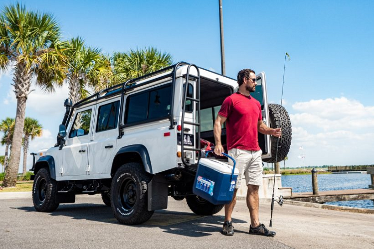 Chiếc xe được hoàn thiện trong màu sắc trắng Alpine White cùng các trang bị mới như phần khung chống va chạm màu đen bao quanh phần cản trước xe cũng như phần nóc. Ở phần cản trước, E.C.D đã trang bị thêm cho xe bộ đèn chiếu sáng mới cùng bộ tời kéo nhằm cải thiện khả năng “vượt địa hình” của mẫu xe Anh Quốc bền bỉ.