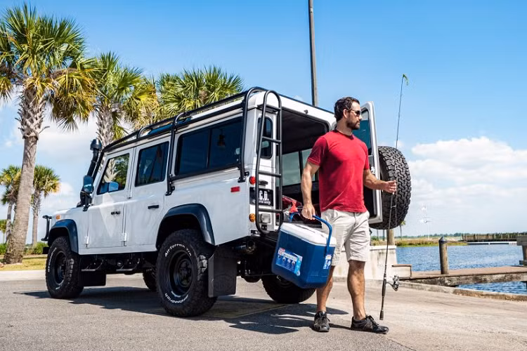 Chiếc xe được hoàn thiện trong màu sắc trắng Alpine White cùng các trang bị mới như phần khung chống va chạm màu đen bao quanh phần cản trước xe cũng như phần nóc. Ở phần cản trước, E.C.D đã trang bị thêm cho xe bộ đèn chiếu sáng mới cùng bộ tời kéo nhằm cải thiện khả năng “vượt địa hình” của mẫu xe Anh Quốc bền bỉ.