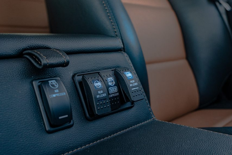 Bảng điều khiển trung tâm của xe được trang bị cửa điều hòa cho hàng ghế phía sau, hệ thống thông tin giải trí, vô lăng mới và bọc da hai tông màu.