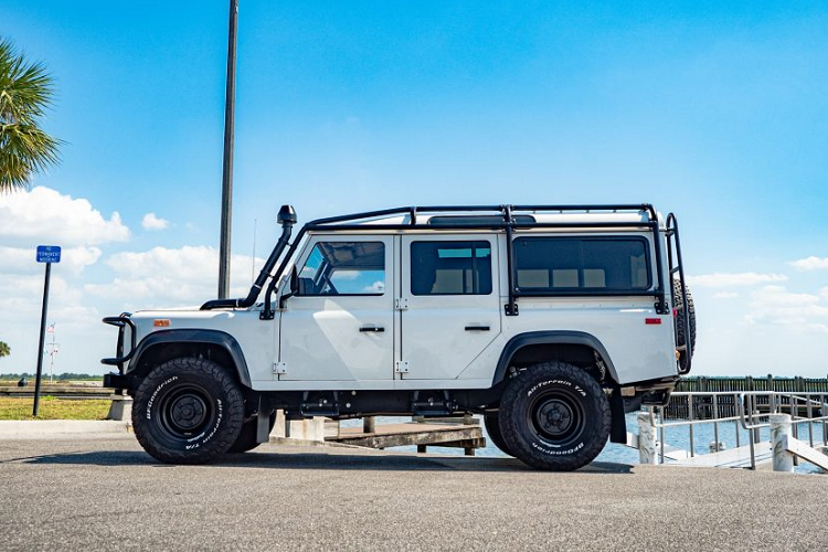 Với khung chở đồ ở trên nóc xe, chủ sở hữu chiếc Range Rover Defender hàng hiếm này hoàn toàn có thể đem theo những đồ vật cồng kềnh. Ở phía sau, xe được trang bị thang nhỏ để có thể lên xuống nóc xe một cách dễ dàng.