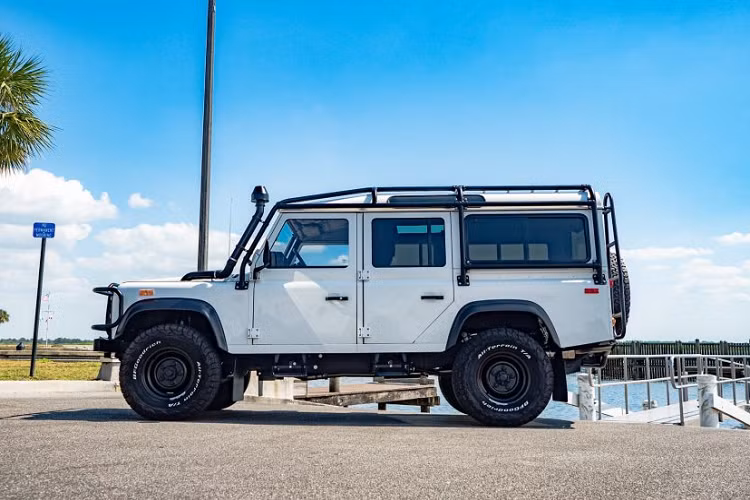 Với khung chở đồ ở trên nóc xe, chủ sở hữu chiếc Range Rover Defender hàng hiếm này hoàn toàn có thể đem theo những đồ vật cồng kềnh. Ở phía sau, xe được trang bị thang nhỏ để có thể lên xuống nóc xe một cách dễ dàng.