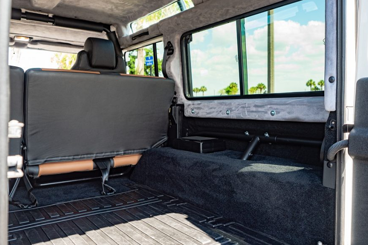 Các bánh xe thép 16 inch của Range Rover Defender độ này được lắp đặt đi kèm với bộ lốp xe địa hình mạnh mẽ từ BFoodrich, và chiếc xe tải 27 tuổi này cũng lắp bộ nâng hạ gầm có thể nâng gầm thêm khoảng 5 cm cùng với lò xo mới. Đồng thời, hệ thống phanh cũng đã được nâng cấp. Thay cho động cơ V8 nguyên bản, chiếc xe đã được trang bị động cơ diesel bốn xi-lanh Cummins 2,8 lít cùng với hộp số tự động tám cấp Dodge.