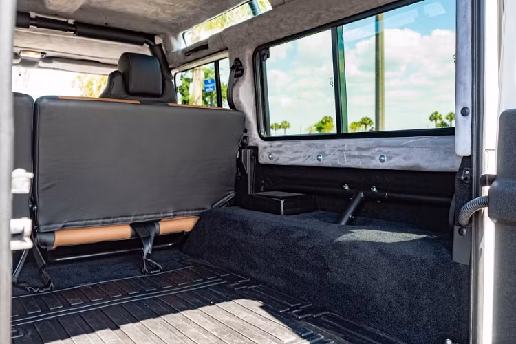 Các bánh xe thép 16 inch của Range Rover Defender độ này được lắp đặt đi kèm với bộ lốp xe địa hình mạnh mẽ từ BFoodrich, và chiếc xe tải 27 tuổi này cũng lắp bộ nâng hạ gầm có thể nâng gầm thêm khoảng 5 cm cùng với lò xo mới. Đồng thời, hệ thống phanh cũng đã được nâng cấp. Thay cho động cơ V8 nguyên bản, chiếc xe đã được trang bị động cơ diesel bốn xi-lanh Cummins 2,8 lít cùng với hộp số tự động tám cấp Dodge.