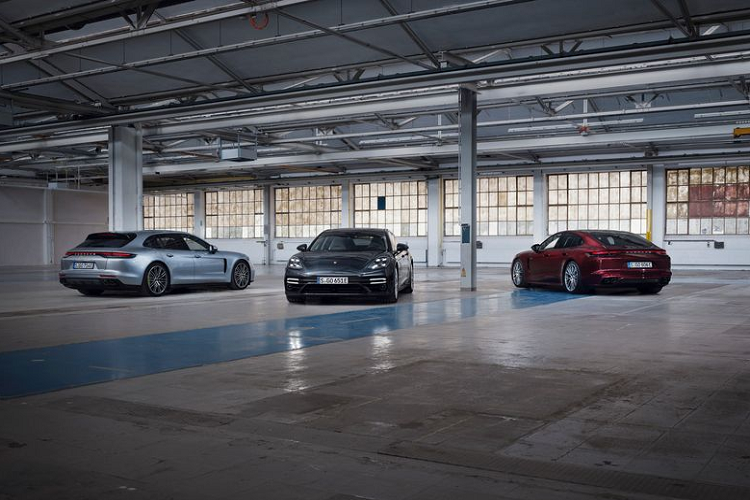 Sức mạnh của Porsche Panamera Turbo 2021 mới đến từ hệ truyền động plug-in hybrid, sử dụng động cơ tăng áp kép V8 4.0L sản sinh công suất 563 mã lực, kết hợp gói pin 17,9 kWh lớn hơn, cung cấp năng lượng cho một động cơ điện tạo ra công suất 134 mã lực.