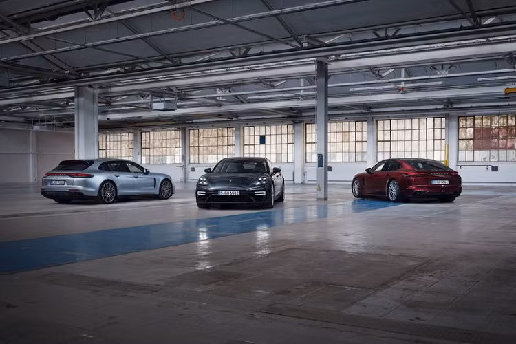 Sức mạnh của Porsche Panamera Turbo 2021 mới đến từ hệ truyền động plug-in hybrid, sử dụng động cơ tăng áp kép V8 4.0L sản sinh công suất 563 mã lực, kết hợp gói pin 17,9 kWh lớn hơn, cung cấp năng lượng cho một động cơ điện tạo ra công suất 134 mã lực.