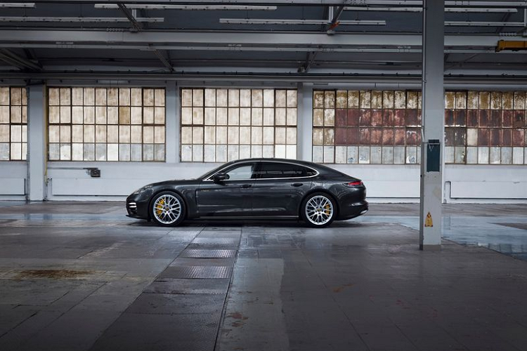 Đối với những khách hàng tìm kiếm một phiên bản Panamera E-Hybrid giá tốt hơn, hãng xe Đức có cung cấp Panamera 4 E-Hybrid 2021 ở bên dưới Panamera 4S E-Hybrid được giới thiệu gần đây.