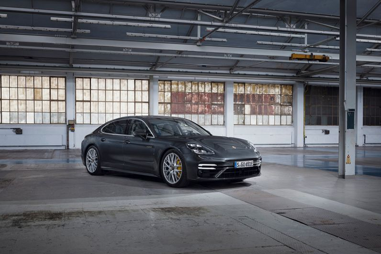 Tổng công suất mà Panamera Turbo S E-Hybrid 2021 có được là 689 mã lực và mô-men xoắn cực đại 870Nm, cho phép cả bản Sedan và Sport Turismo tăng tốc từ 0 - 96 km/h chỉ trong 3 giây trước khi cán tốc độ tối đa 315 km/h.