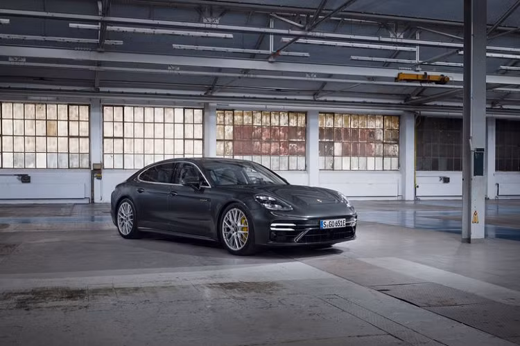 Tổng công suất mà Panamera Turbo S E-Hybrid 2021 có được là 689 mã lực và mô-men xoắn cực đại 870Nm, cho phép cả bản Sedan và Sport Turismo tăng tốc từ 0 - 96 km/h chỉ trong 3 giây trước khi cán tốc độ tối đa 315 km/h.