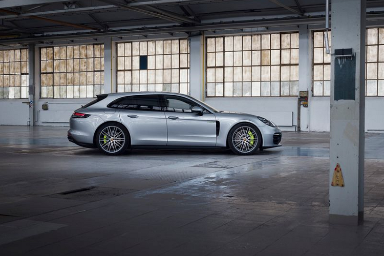 Theo Porsche công bố, Panamera Turbo S E-Hybrid 2021 có khả năng chạy điện 100% khoảng 50 km, trong khi Panamera 4 E-Hybrid có thể đi lên đến 56 km. Hiện tại giá xe Porsche Panamera 2021 chưa được niêm yết, nhưng nó đều đã có sẵn để đặt hàng tại Đức và sẽ đến đại lý vào tháng 12 năm nay, trong khi thị trường Mỹ phải chờ tới đầu năm tới.