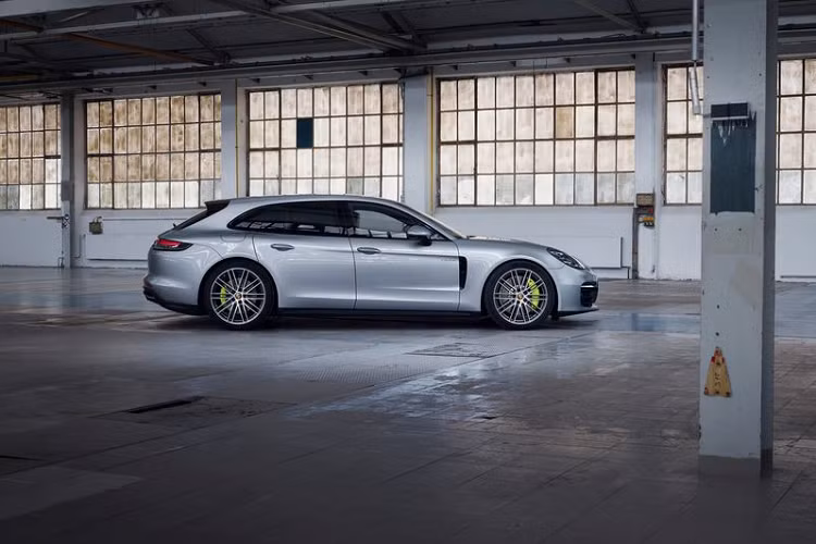 Theo Porsche công bố, Panamera Turbo S E-Hybrid 2021 có khả năng chạy điện 100% khoảng 50 km, trong khi Panamera 4 E-Hybrid có thể đi lên đến 56 km. Hiện tại giá xe Porsche Panamera 2021 chưa được niêm yết, nhưng nó đều đã có sẵn để đặt hàng tại Đức và sẽ đến đại lý vào tháng 12 năm nay, trong khi thị trường Mỹ phải chờ tới đầu năm tới.