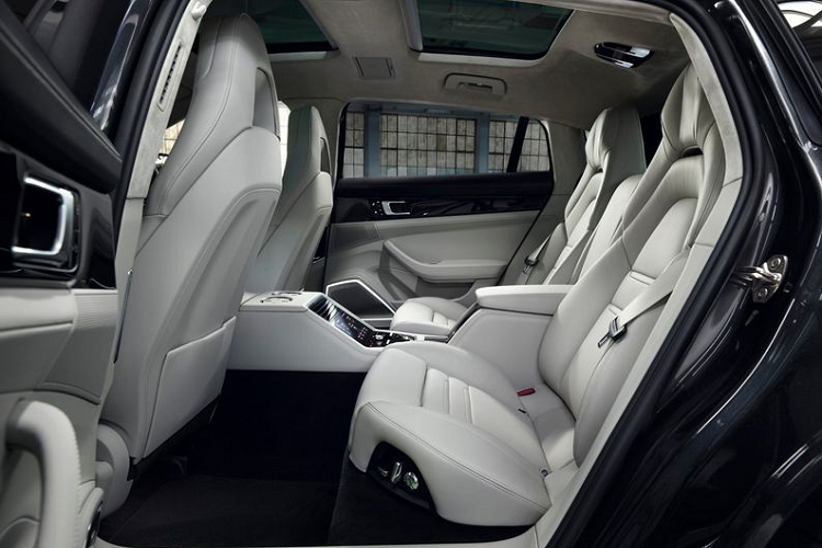 Bên cạnh việc giới thiệu các mẫu xe hybrid, Porsche còn trình làng chiếc Panamera 4S 2021. "Trái tim" của chiếc xe này là cỗ máy tăng áp kép V6 2.8L sản sinh công suất 443 mã lực.