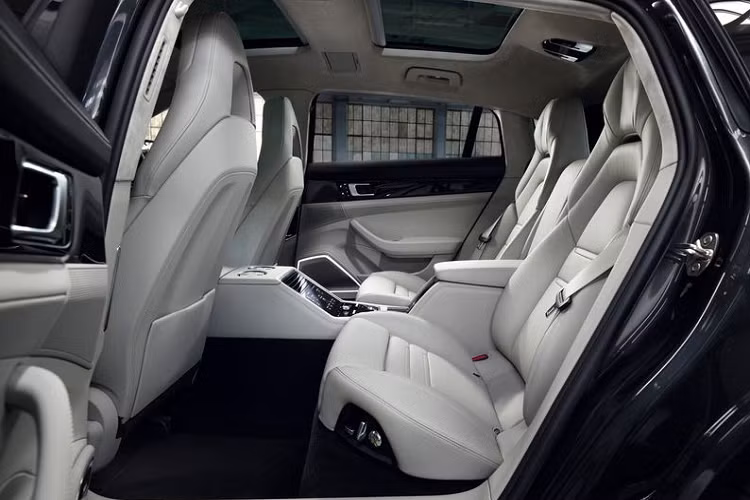 Bên cạnh việc giới thiệu các mẫu xe hybrid, Porsche còn trình làng chiếc Panamera 4S 2021. "Trái tim" của chiếc xe này là cỗ máy tăng áp kép V6 2.8L sản sinh công suất 443 mã lực.