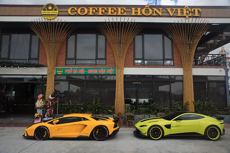 Mới đây, đại gia thẩm mỹ đình đám Sài Gòn đã cho cặp siêu xe hơn 60 tỷ là Lamborghini Aventador S LP740-4 và Aston Martin V8 Vantage Bắc tiến đã thu hút không ít sự quan tâm của giới mê xe. Được biết, địa điểm tập kết của cặp đôi siêu xe đắt tiền này chính là tỉnh Hải Dương.