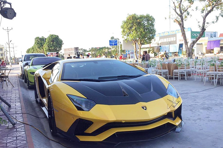 Sau khi nhận xe, vị đại gia siêu xe đình đám sài Gòn này tiếp tục “tút tát” cho chiếc siêu xe đầu tiên anh sở hữu. Anh độ thêm nắp capo sợi các-bon, cánh gió sau sợi các-bon và trang bị bộ la-zăng tiện Vossen S21-01 3 mảnh thay thế cho la-zăng nguyên bản. Được biết, bộ la-zăng độ kể trên có giá bán lên tới 240 triệu đồng tại Việt Nam.