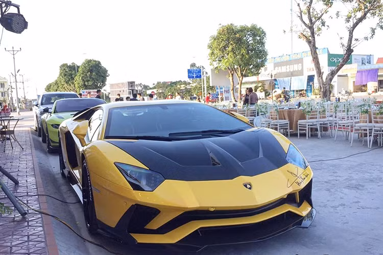 Sau khi nhận xe, vị đại gia siêu xe đình đám sài Gòn này tiếp tục “tút tát” cho chiếc siêu xe đầu tiên anh sở hữu. Anh độ thêm nắp capo sợi các-bon, cánh gió sau sợi các-bon và trang bị bộ la-zăng tiện Vossen S21-01 3 mảnh thay thế cho la-zăng nguyên bản. Được biết, bộ la-zăng độ kể trên có giá bán lên tới 240 triệu đồng tại Việt Nam.