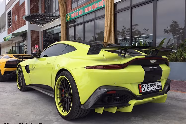 Điều thú vị của chiếc Aston Martin V8 Vantage đời mới này nằm ở màu sơn ngoại thất xanh lá kết hợp vàng chanh (Lime Essence). Đây là màu bản sắc của Aston Martin V8 Vantage và được lấy cảm hứng từ màu đặc trưng của xe đua Aston Martin Racing (AMR).