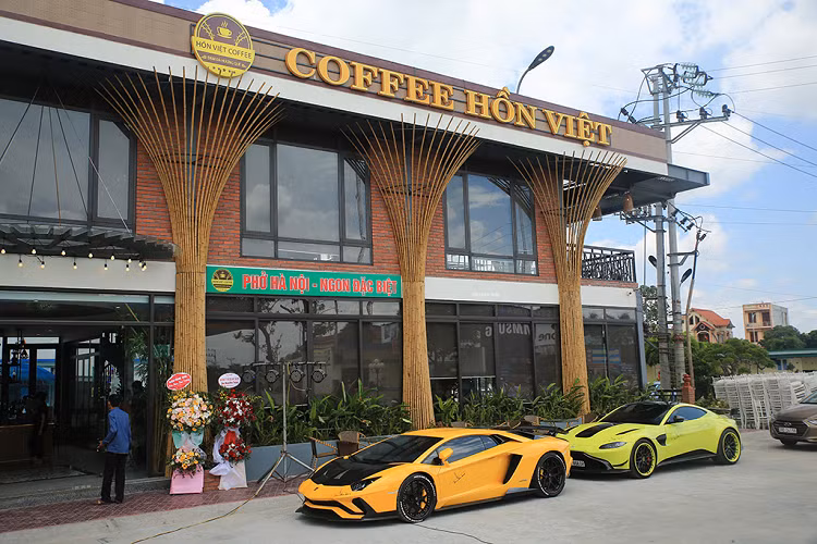 Ngoài ra, vị đại gia gốc Hải Dương tiếp tục nâng cấp hệ thống xả thể thao để chiếc Lamborghini Aventador S đạt mức công suất lớn hơn. Khối động cơ V12 6.5L nguyên bản có công suất tối đa 740 mã lực. 