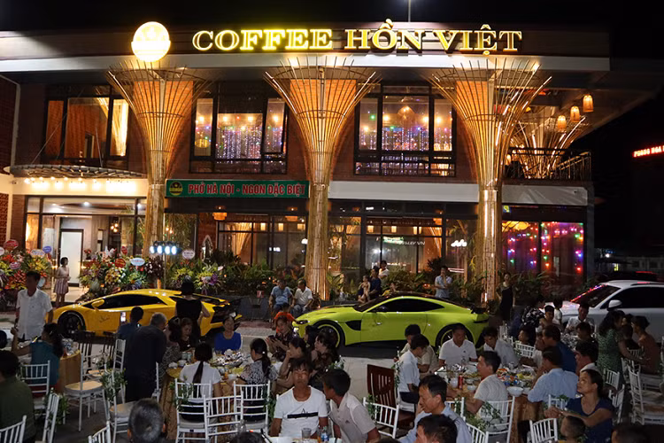 Cũng nổi bật không kém so với chiếc Lamborghini, Aston Martin Vantage là siêu xe thứ 2 được đại gia này trưng bày tại sự kiện. Đây là chiếc Aston Martin Vantage chính hãng đầu tiên tại Việt Nam và cũng được anh Khánh ra biển trắng với giá bán khoảng hơn 15 tỷ đồng.