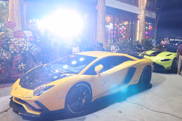 Aventador S là dòng siêu xe cao cấp của Lamborghini, được định vị cao hơn dòng xe Huracan. Những yếu tố đắt tiền trên siêu xe này là khối động cơ V12 nạp khí tự nhiên đặc trưng của Lamborghini, kết cấu khung xe bằng sợi các-bon và tất nhiên, kiểu mở cửa cắt kéo đã làm nên thương hiệu Lamborghini.