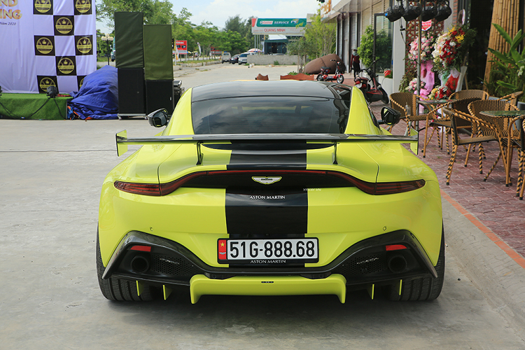 Sau hơn 2 ngày có mặt tại tỉnh Hải Dương, hai chiếc siêu xe Lamborghini Aventador S LP740-4 và Aston Martin V8 Vantage được vận chuyển lên Hà Nội dạo chơi. Như vậy, trong lần cho siêu xe Bắc tiến này, doanh nhân quận 12 không mang McLaren Senna đi. Hiện không rõ siêu phẩm này đang có mặt trong garage của doanh nhân quận 12 ở TP HCM hay được vận chuyển đi nơi khác. 