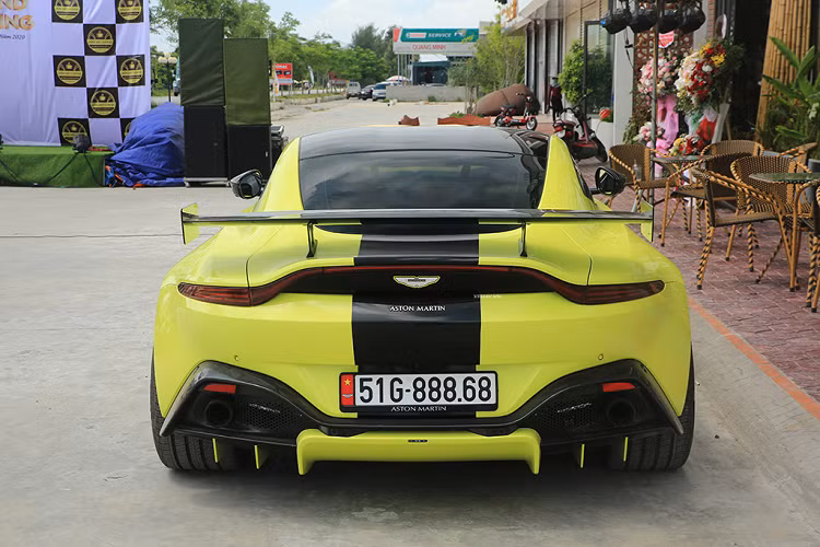 Sau hơn 2 ngày có mặt tại tỉnh Hải Dương, hai chiếc siêu xe Lamborghini Aventador S LP740-4 và Aston Martin V8 Vantage được vận chuyển lên Hà Nội dạo chơi. Như vậy, trong lần cho siêu xe Bắc tiến này, doanh nhân quận 12 không mang McLaren Senna đi. Hiện không rõ siêu phẩm này đang có mặt trong garage của doanh nhân quận 12 ở TP HCM hay được vận chuyển đi nơi khác. 