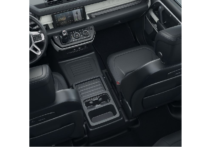 Với hai tùy chọn về động cơ, bao gồm một động cơ dầu và một động cơ xăng đều là loại 4 xi-lanh, tăng áp, và một máy xăng 6 xi-lanh thẳng hàng với một hệ thống hybrid hỗ trợ. Bản máy dầu 2 lít công suất 237 mã lực và mô-men xoắn 430 Nm. Máy xăng 2 lít tăng áp công suất 296 mã lực và mô-men xoắn 400 Nm - đây cũng là động cơ chia sẻ với Range Rover Evoque, Jaguar E-Pace.