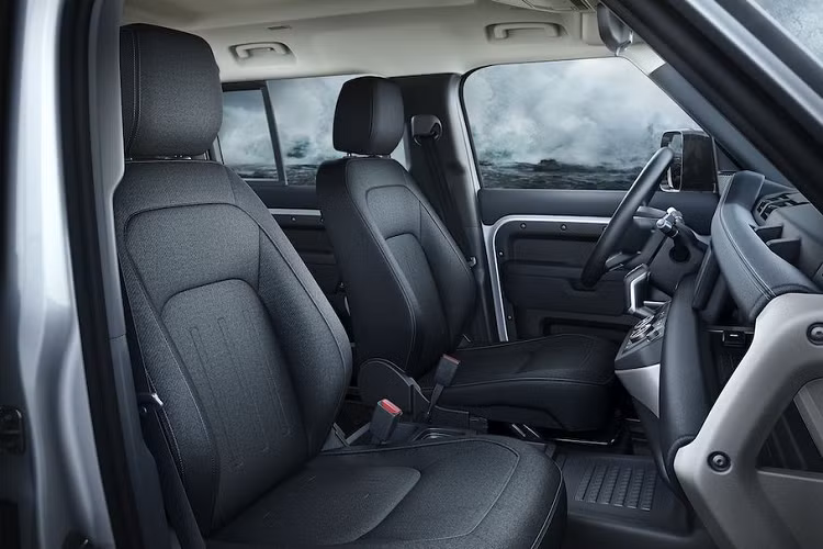 Hệ dẫn động bốn bánh toàn thời gian thường xuyên, đảm bảo vận hành trên mọi địa hình, mọi thời điểm. Các tùy chọn điều chỉnh ghế của Defender bao gồm một bảng điều khiển trung tâm kèm ngăn lạnh giúp bạn trữ lạnh đồ uống trong suốt chuyến đi.