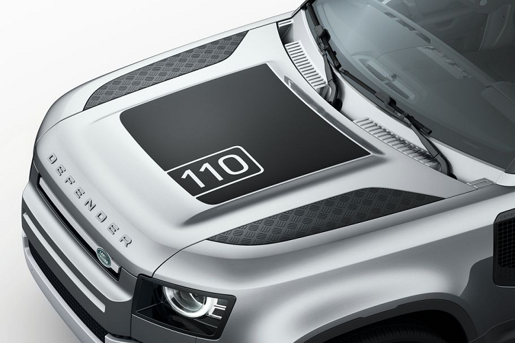 Ngoại thất của Defender mang thiết kế hoàn toàn khác biệt so với trước đây. Dáng xe độc đáo thể hiện ngay cá tính của chiếc xe. Thiết kế hình học của xe mang lại lợi ích vận hành lớn.