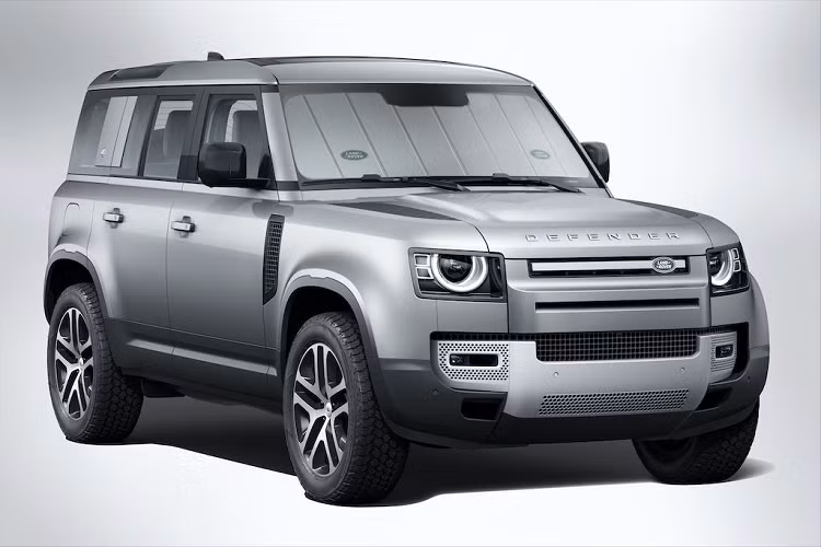 Mức giá xe Land Rover Defender 2020 chính hãng tại Việt Nam sẽ bao gồm các mức từ 3,715 tỷ đồng; 4,005 tỷ đồng; 5,120 tỷ đồng và 6,045 tỷ đồng. Ở thời điểm hiện tại, khách hàng có thể đặt trước các phiên bản 110 của dòng Defender. Ngoài ra, giá bán tiêu chuẩn dự kiến của các phiên bản 90 sẽ được cập nhật sau trong thời gian tới.