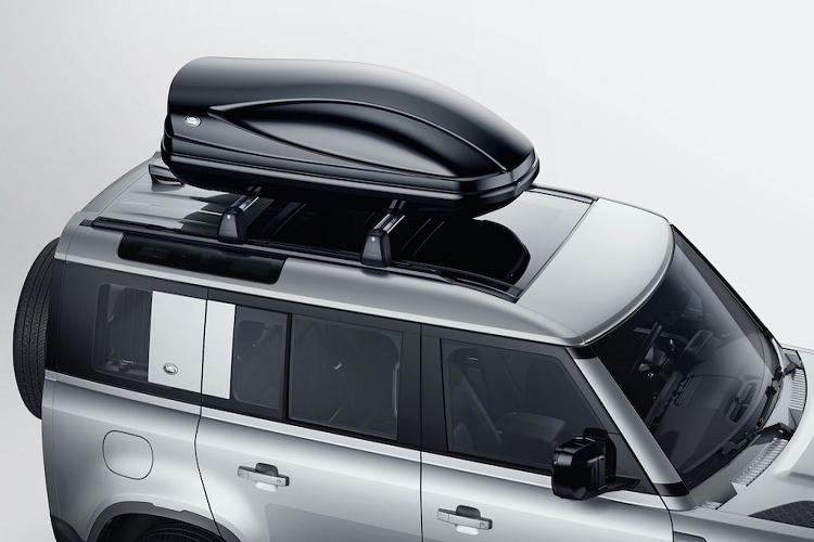 Defender dùng hộp số phụ 2 cấp tiêu chuẩn và hệ dẫn động 4 bánh toàn thời gian, cùng hệ thống Terrain Response 2 quen thuộc của Land Rover, kết hợp với khóa vi sai trung tâm cài tay và một khóa vi sai sau tự động.