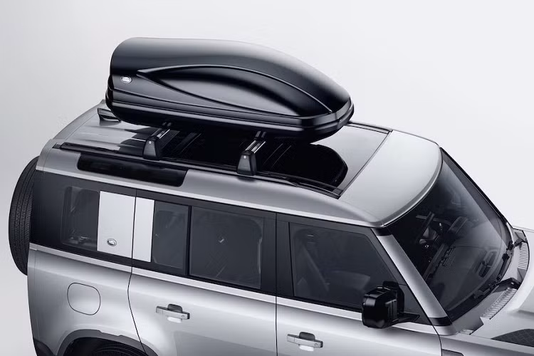 Defender dùng hộp số phụ 2 cấp tiêu chuẩn và hệ dẫn động 4 bánh toàn thời gian, cùng hệ thống Terrain Response 2 quen thuộc của Land Rover, kết hợp với khóa vi sai trung tâm cài tay và một khóa vi sai sau tự động.