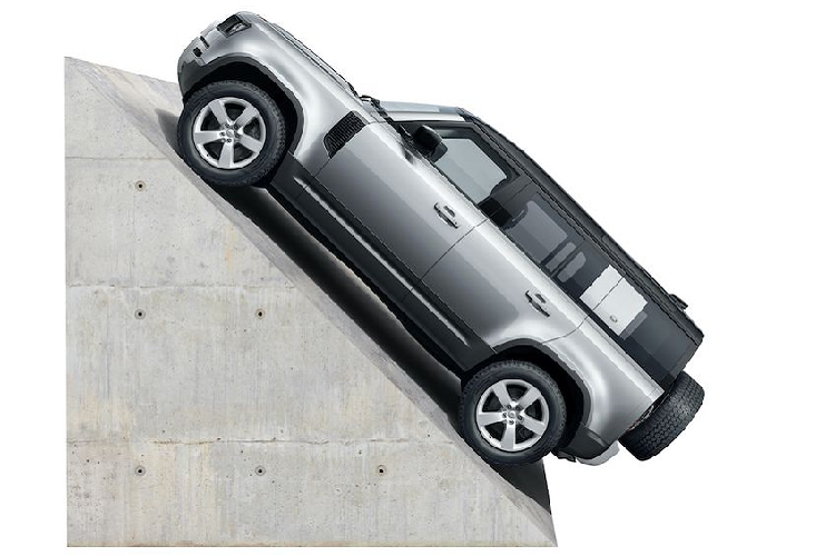 Defender có khả năng lội nước tới 900 mm. Tính năng lội nước trong công nghệ Phản ứng địa hình sẽ nâng gầm xe lên sử dụng hệ thống treo khí nén điện tử giúp tăng tối đa khoảng sáng gầm của Defender, đạt 292 mm. Camera toàn cảnh 3D với hệ thống cảnh báo ngập nước sẽ cho bạn biết mức độ ngập của nước. Phụ kiện của Defender bao gồm mái che chống thấm bơm hơi.