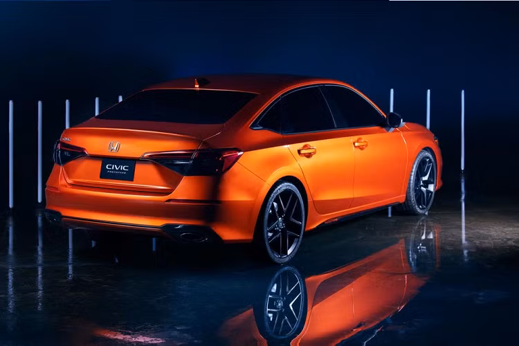 Dự kiến, Honda Civic 2022 bản thương mại sẽ chính thức được bày bán trên thị trường Mỹ vào cuối mùa xuân năm sau. Sau phiên bản sedan, Honda Civic thế hệ mới sẽ tiếp tục được bổ sung phiên bản hatchback, Si thể thao và Civic Type R hiệu suất cao.