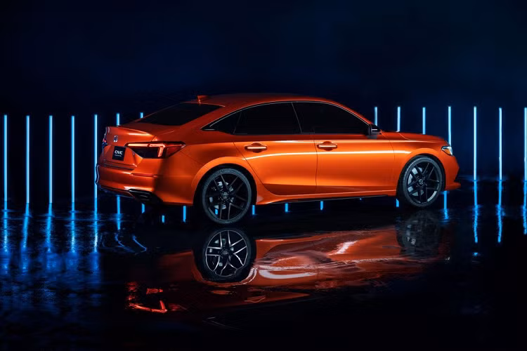 Trên đầu xe, lưới tản nhiệt Solid Wing đặc trưng của Honda Civic cũ dường như đã biến mất. Thay vào đó là thanh màu đen khá mảnh, nối với đèn pha hai bên. Khe hở giữa nắp ca-pô và lưới tản nhiệt đã không còn xuất hiện trên Honda Civic thế hệ mới nữa. Ngoài ra, nắp ca-pô của mẫu sedan cỡ C này còn được thiết kế dốc xuống dưới.