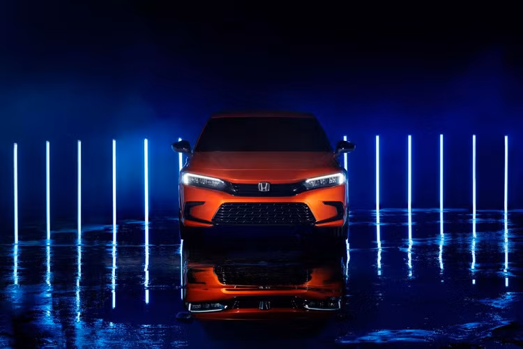 Bước sang thế hệ mới, Honda Civic hoàn toàn mới sở hữu vóc dáng thấp và rộng với thiết kế phức tạp, cao cấp hơn trước. Có thể nói, Honda Civic 2022 đã "hãm bớt" thiết kế thể thao, hầm hố của thế hệ cũ và chuyển hướng sang phong cách thanh lịch hơn, giống đàn anh Accord. Do đó, không có gì ngạc nhiên khi Honda Civic 2022 được gọi là "tiểu Accord".