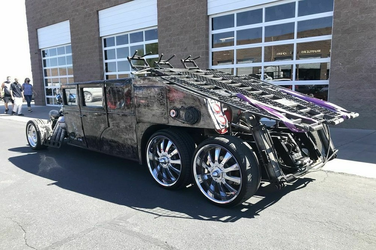 Chiếc Essex "Ratical Kiwi" 1927 này được độ bởi David Jeffrey của Bellarat Customs đến từ New Zealand. Dựa trên một chiếc xe Essex cổ, nhưng nó đã được độ đến mức không thể nhận ra hình dáng ban đầu nữa. Được biết đến với cái tên “Ratical Kiwi”, chiếc xe độ phong cách “rat rod” này đã được trưng bày tại triển lãm xe độ SEMA Show 2019, và giờ đây đang được chào bán qua mạng eBay với giá yêu cầu 79.980 USD (tương đương 1,85 tỷ đồng).