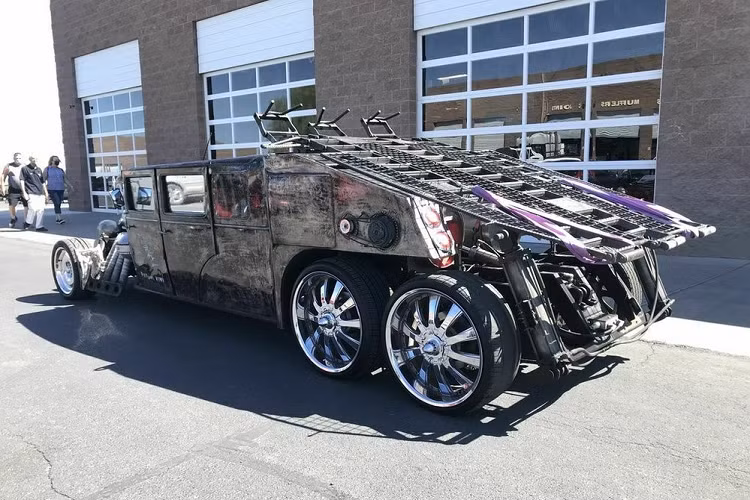 Chiếc Essex "Ratical Kiwi" 1927 này được độ bởi David Jeffrey của Bellarat Customs đến từ New Zealand. Dựa trên một chiếc xe Essex cổ, nhưng nó đã được độ đến mức không thể nhận ra hình dáng ban đầu nữa. Được biết đến với cái tên “Ratical Kiwi”, chiếc xe độ phong cách “rat rod” này đã được trưng bày tại triển lãm xe độ SEMA Show 2019, và giờ đây đang được chào bán qua mạng eBay với giá yêu cầu 79.980 USD (tương đương 1,85 tỷ đồng).