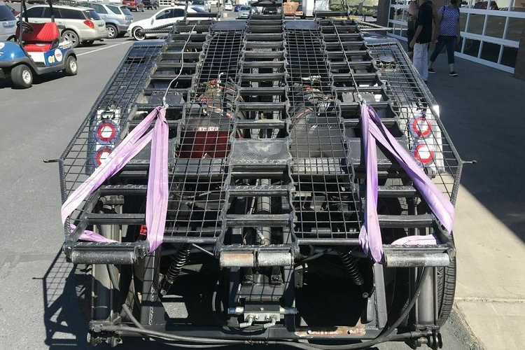 Chiếc xe được chế tạo và độ bởi David Jeffrey của Bellarat Customs ở New Zealand, và kể từ lúc ra đời cho tới nay, nó đã xuất hiện trên vô số tạp chí chuyên môn ở cả Mỹ và New Zealand. Trông như thể một chiếc xe bước ra từ thế giới phim “Mad Max”, Ratical Kiwi độ khủng này có gầm thấp và thân vỏ hoàn thiện the phong cách cổ điển pha khoa học giả tưởng.