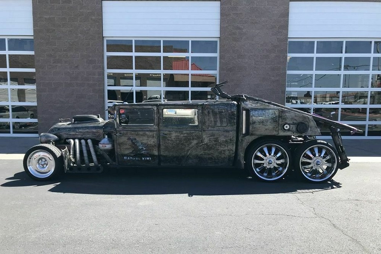 Bên cạnh đó, chiếc xe Ratical Kiwi hàng hiếm này còn lắp đặt một trục bánh Jaguar X300 ở phía trước và hai trục bánh Jaguar X300 khác ở phía sau, qua đó biến thành một phương tiện 3 trục 6 bánh to lớn, quái dị thật sự.