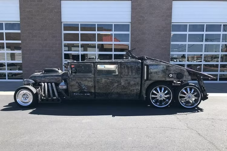 Bên cạnh đó, chiếc xe Ratical Kiwi hàng hiếm này còn lắp đặt một trục bánh Jaguar X300 ở phía trước và hai trục bánh Jaguar X300 khác ở phía sau, qua đó biến thành một phương tiện 3 trục 6 bánh to lớn, quái dị thật sự.