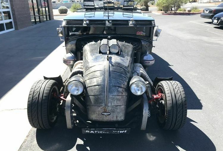 Chưa hết, chiếc xe còn lắp cả đĩa phanh và kẹp phanh Jaguar cũng như một bộ la-zăng bằng crôm cỡ 18 inch ở phía trước và 22 inch ở phía sau. Chống đỡ tất cả những trang bị trên là một khung gầm độ đặc biệt. Tương tự như bên ngoài, nội thất của xe cũng được độ lại hoàn toàn với ghế da họa tiết bắt mắt, cùng hệ thống lái đúng kiểu máy móc cách đây cả 1 thế kỷ.